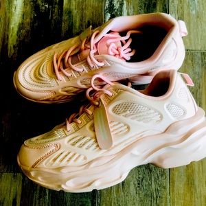 Pink chunky sneaker! Cute